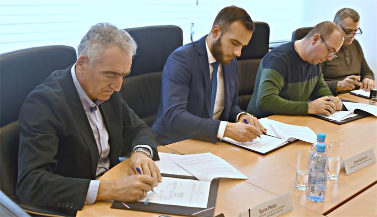 Slika /slike/studeni 2019/Potpisivanje TKU državni 29112019/DSC_2227.JPG